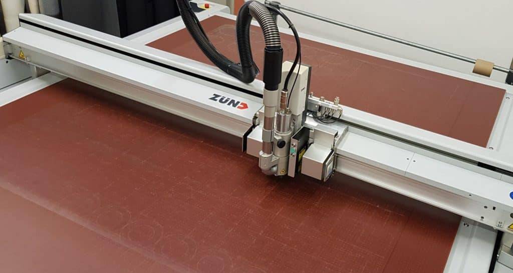 Schneideplotter schneidet Plattenmaterial zu
